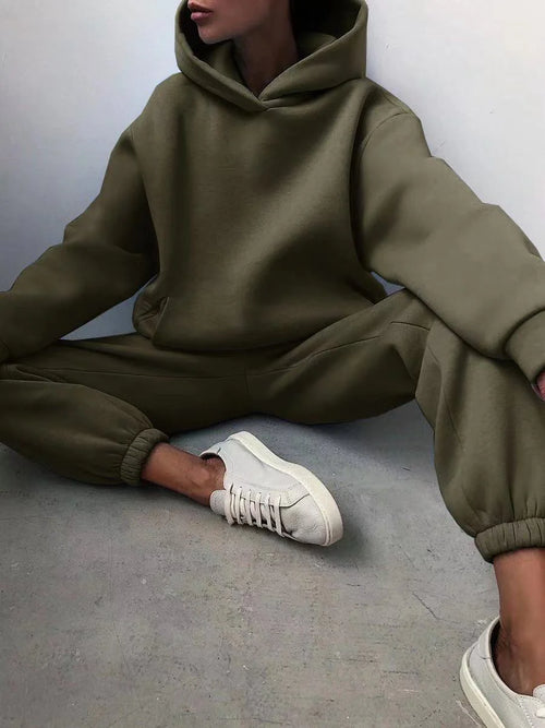 Stay Cozy and Chic This Winter with Our Oversized Two-Piece Tracksuit for Women - Sweatshirt & Trouser Set